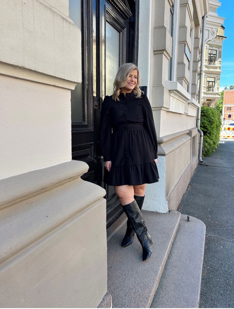 VICORDU L/S HIGHNECK VOLUME DRESS/LN BLACK BEAUTY