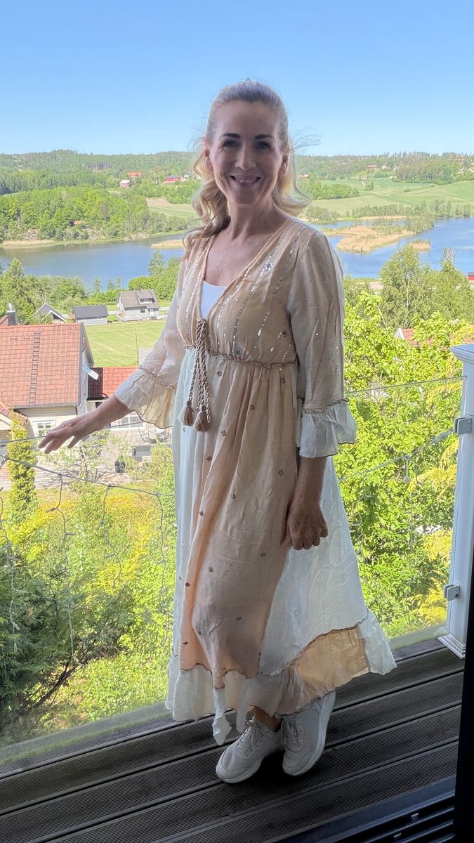 VICKY DRESS PEACH
